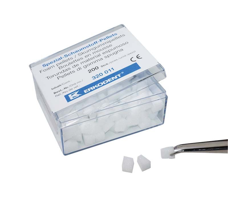 Spezial-Schaumstoffpellets von Erkodent in geöffneter Verpackung mit Pinzette.