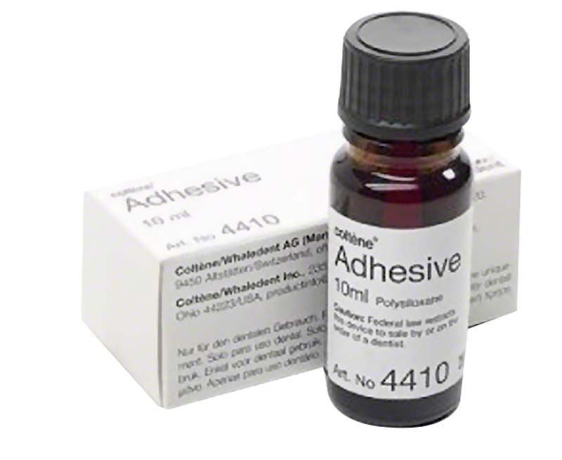 Coltène Adhesive 10ml Fläschchen vor Verpackung mit Produktinformationen