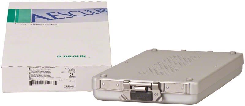 Sterilcontainer mit Deckel- und Bodenperforation neben Verpackung.