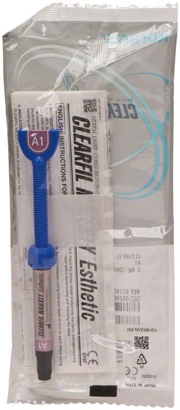 Kunststoffspritze mit Aufschrift "Clearfil Majesty Esthetic A1" in Verpackung.