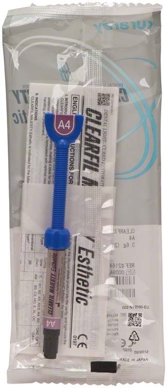 Kunststoffspritze Clearfil Majesty Esthetic A4 auf Produktverpackung.