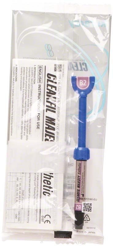 Kunststoffspritze Clearfil Majesty Esthetic B2 mit blauer Kappe in Verpackung.