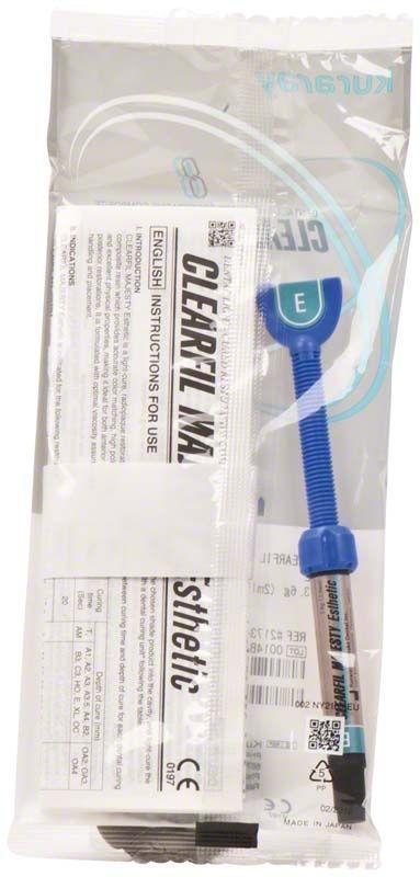 Clearfil Majesty Esthetic Spritze E in Verpackung mit Gebrauchsanweisung.