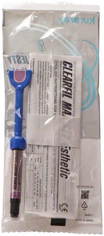 Kunststoffspritze Clearfil Majesty Esthetic OA2 in transparenter Verpackung.