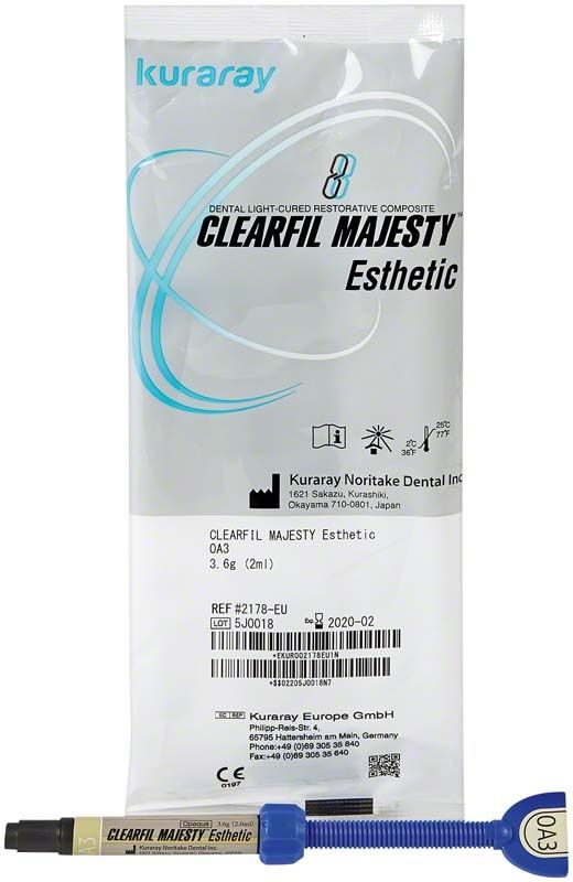 Kunststoff-Füllungsmaterial Clearfil Majesty Esthetic Spritze OA3 in Verpackung.