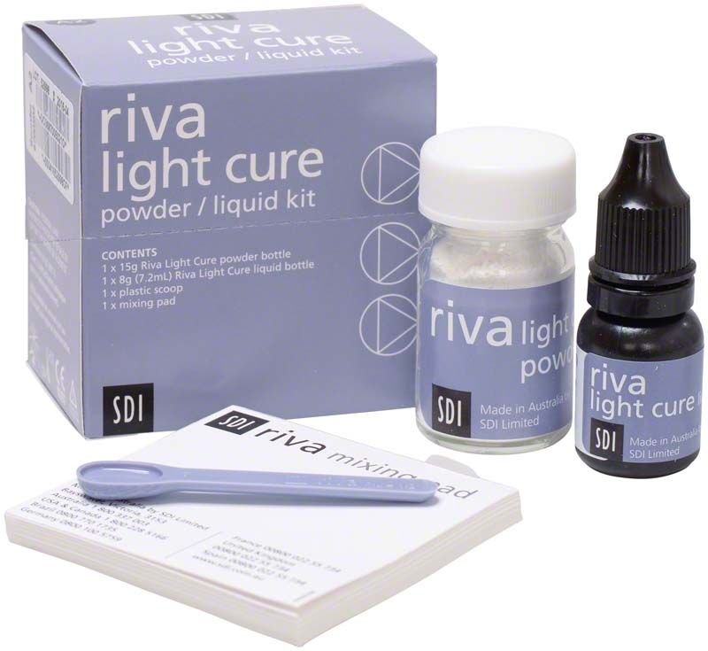 Riva Light Cure Kit A2 mit Pulverbüchse, Flüssigkeitsflasche und Zubehör.