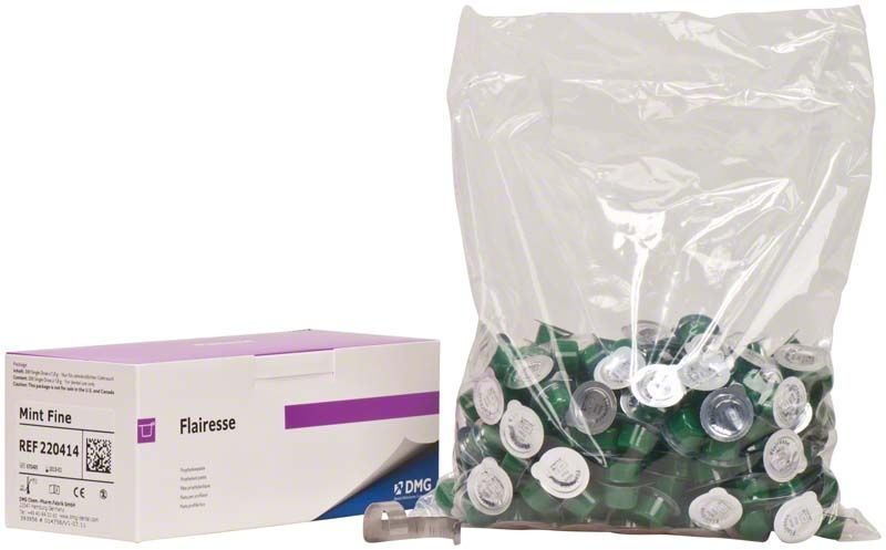 Flairesse Prophylaxepaste Minze in Einzelportionen neben Originalverpackung.