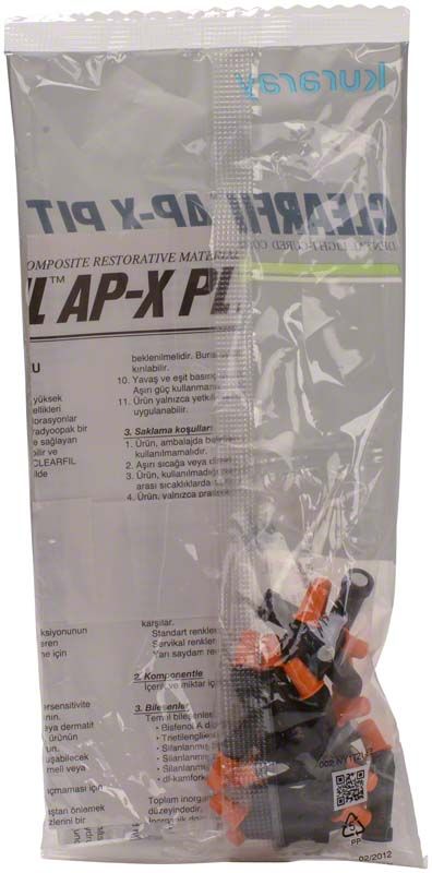 Klarer Plastikbeutel mit Clearfil AP-X Tips A3 von Kuraray.