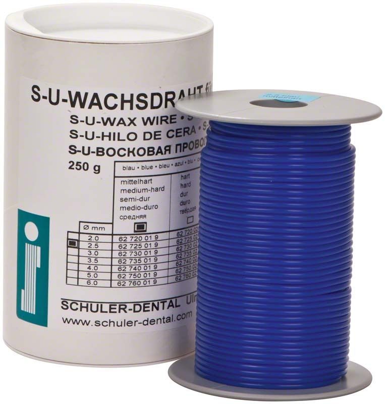 Blauer S-U-Wachsdraht mittelhart Ø 2,5mm auf Rolle neben Verpackung.