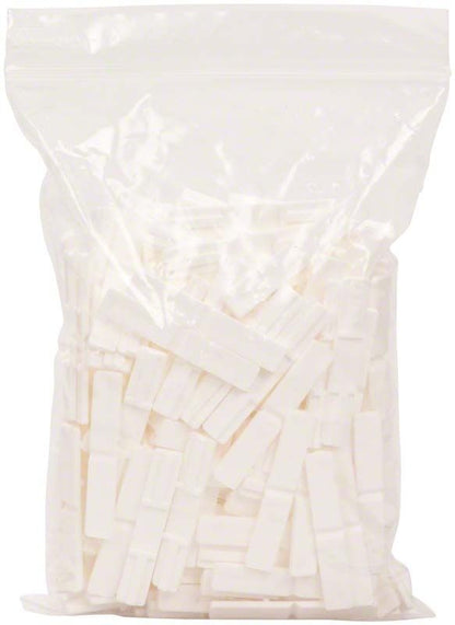 Verpackung mit weißen Verbindungsstegen für Kiefermodelle in der Zahnmedizin.