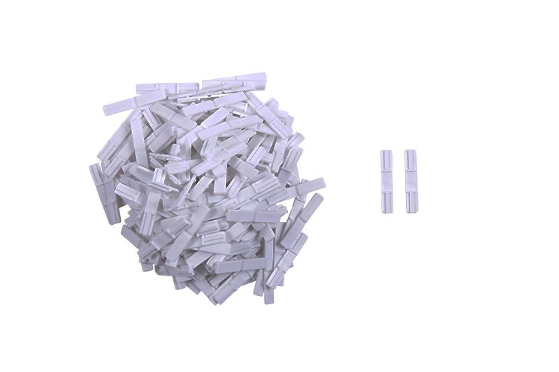 Weiße Verbindungsstege für Kiefermodelle, auf weißem Hintergrund ausgebreitet.