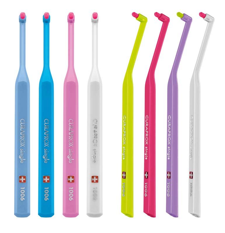 Acht CURAPROX Zahnbürsten in verschiedenen Farben mit schmalem Bürstenkopf.
