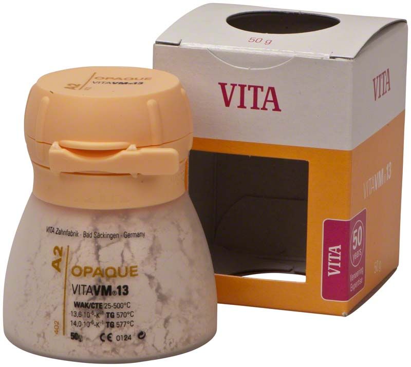 VITA VM13 Opaque 50g A2 mit Verpackung im Hintergrund.