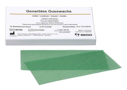Genarbtes Gusswachs mittel 0,35mm von BEGO in Verpackung mit grünem Wachsbogen.