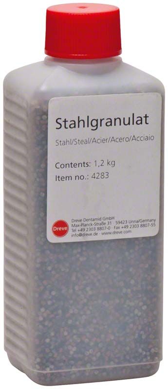 Stahlgranulat in transparenter Plastikflasche mit rotem Verschluss und Etikett.