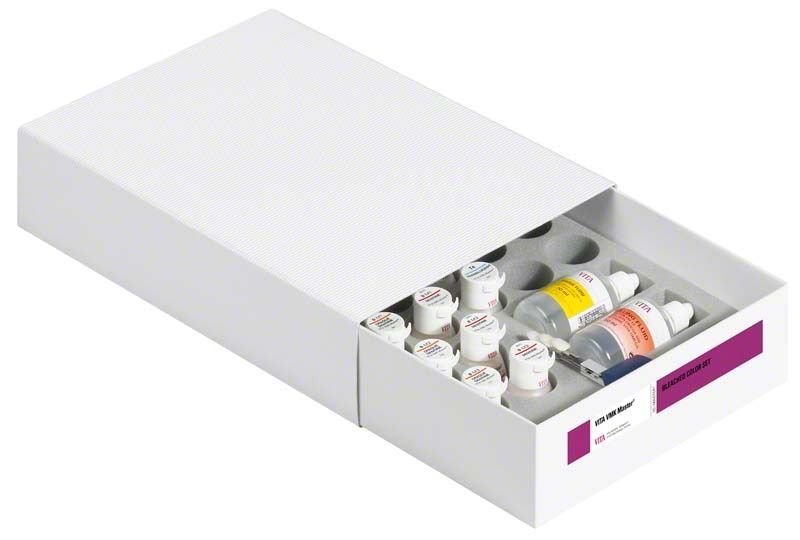 VITA VMK Master® Bleached Color Set mit Farbpulvern und Flaschen in geöffneter Verpackung.