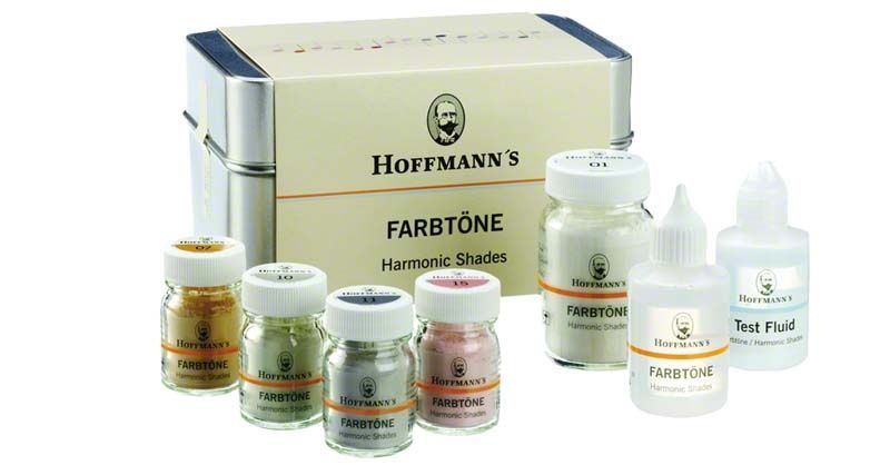 Hoffmanns Farbtöne Pulver Nr. 10 mit zugehöriger Verpackung und Testflüssigkeiten.