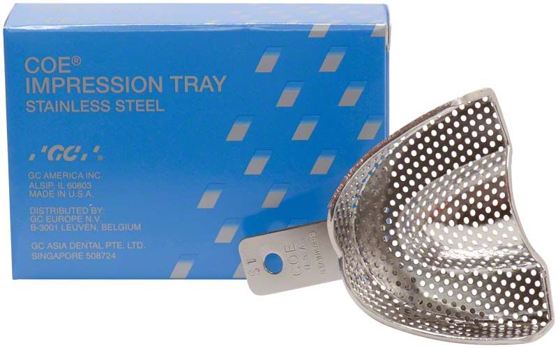 Perforierter Edelstahl-Löffel COE® vor blauer Verpackung.