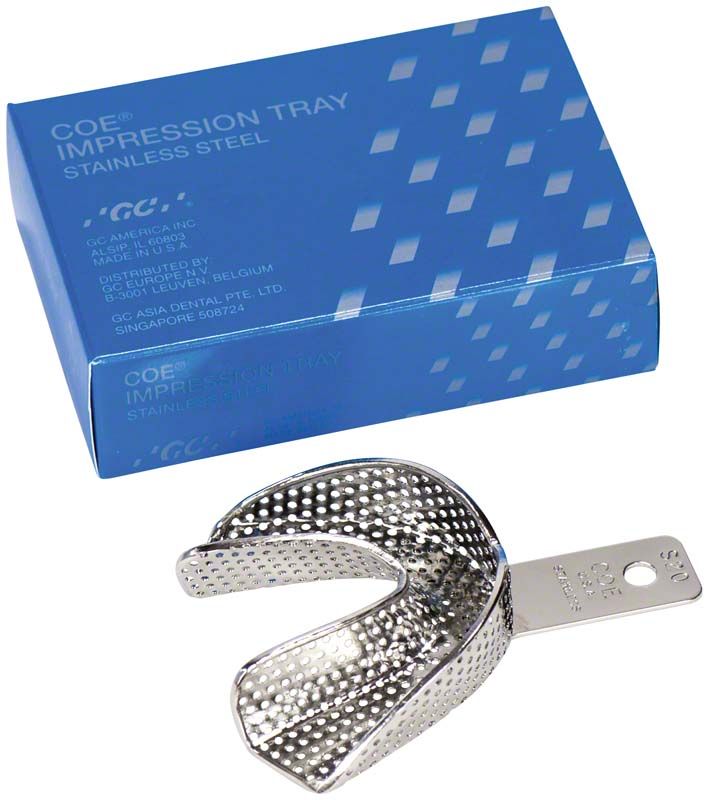 Perforierter COE® Stahl-Löffel mit Verpackung im Hintergrund.