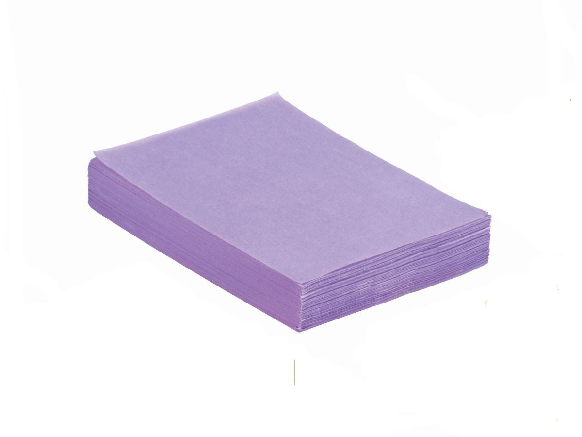 Lila Filterpapier für Dentaltrays, stapelweise auf weißem Hintergrund.