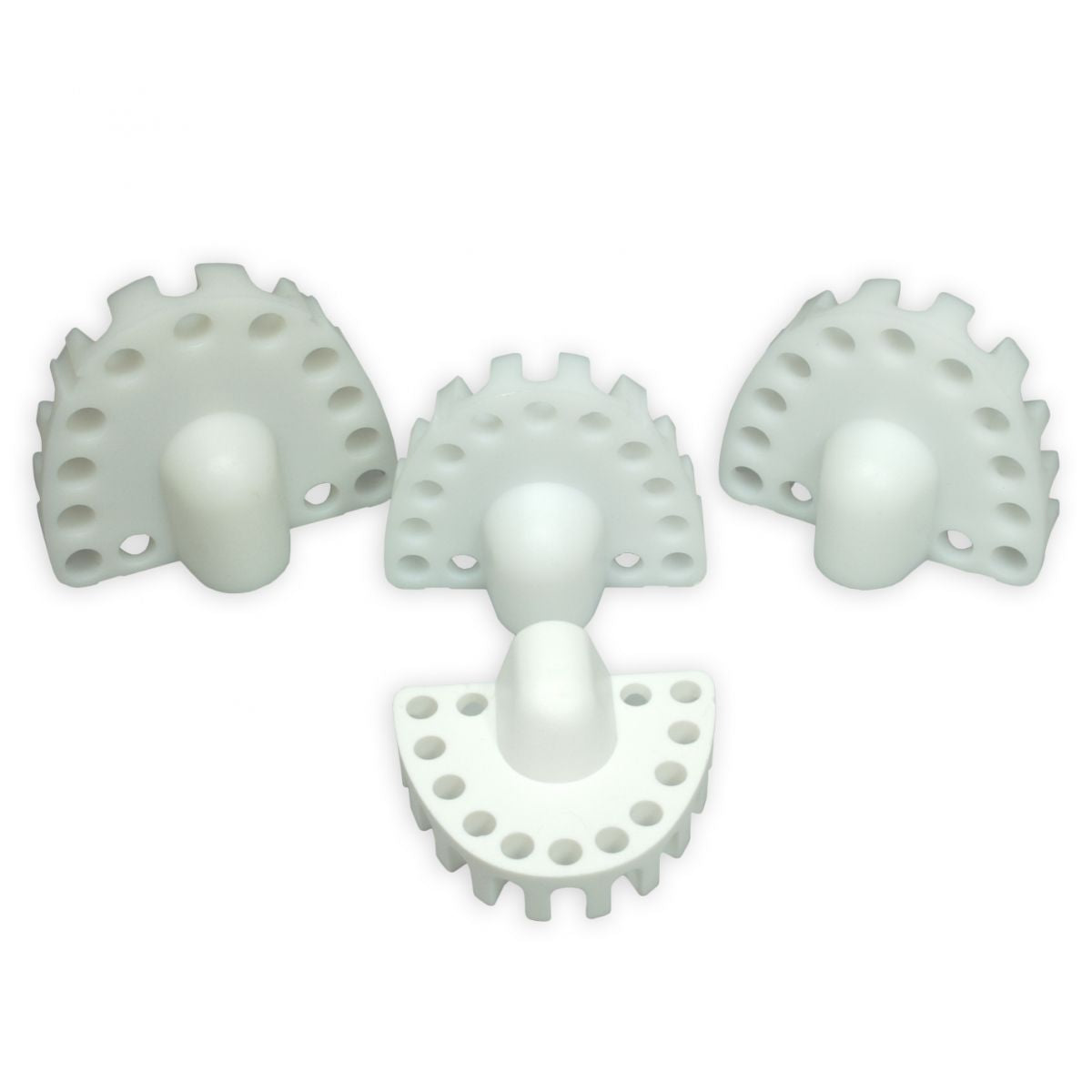 Vier weiße Stabilisierungsplatten Gr. 3 in gebogener Anordnung.