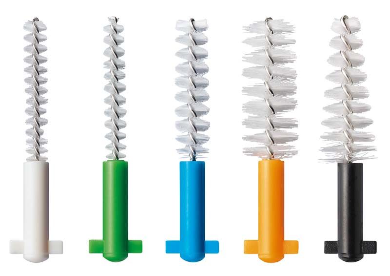 Fünf CURAPROX CPS Interdentalbürsten in verschiedenen Farben auf weißem Hintergrund.