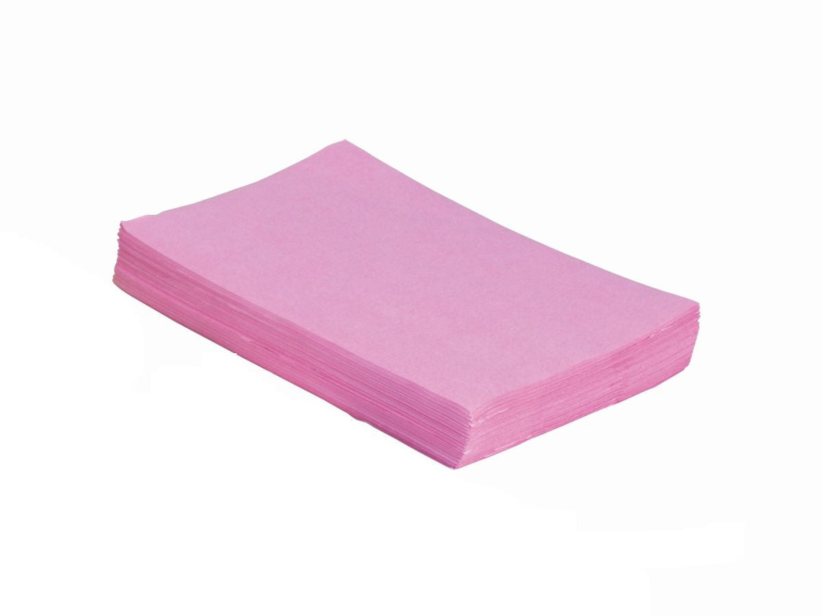 Monoart Traypapier rosa für Zahnarztinstrumente, stapelweise auf weißem Hintergrund.