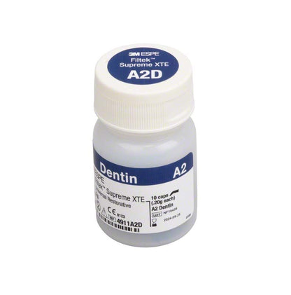Flasche mit Dentin Kapseln Filtek™ Supreme XTE A2D, Etikett sichtbar.