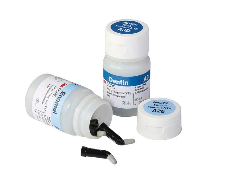 Filtek™ Supreme XTE Dentin Kapseln A4D und Verpackung auf weißem Hintergrund.