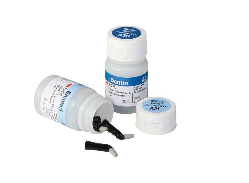Filtek™ Supreme XTE Dentin Kapseln und Verpackung auf weißem Hintergrund.