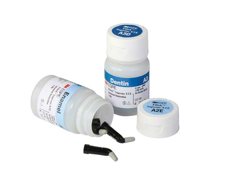 Filtek™ Supreme XTE Body Kapseln A6B in Kunststoffverpackungen mit geöffnetem Deckel.