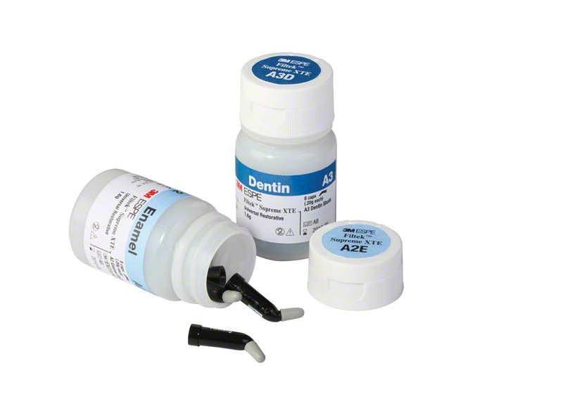 Filtek™ Supreme XTE Body Kapseln B1B für dentale Anwendungen, zwei geöffnete Behälter.