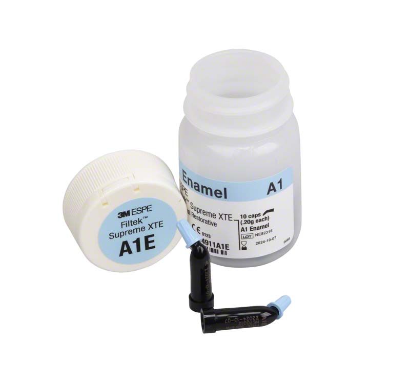 Filtek™ Supreme XTE Schmelz Kapseln A1E mit geöffneter Verpackung und Kapsel.