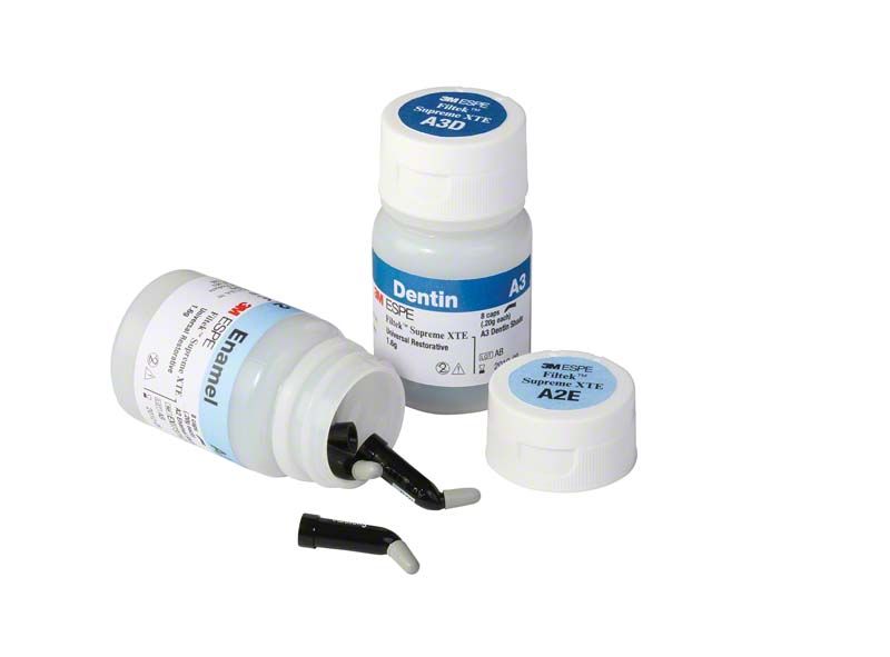 Filtek™ Supreme XTE Schmelz Kapseln B1E mit geöffneter Verpackung und Kapseln.