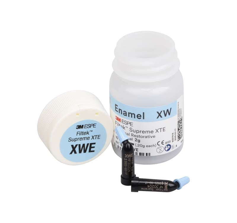 Filtek™ Supreme XTE Schmelz Kapseln XWE mit geöffneter Verpackung und Kapseln.