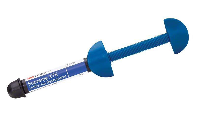Filtek™ Supreme XTE Dentin Spritze mit blauen Griffen auf weißem Hintergrund.