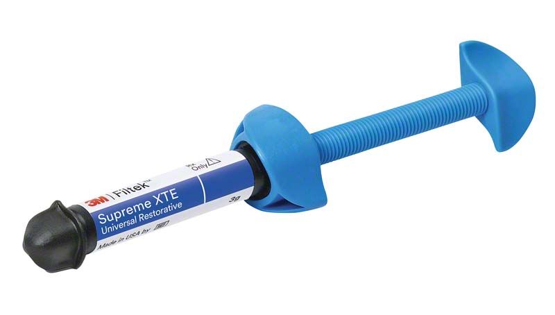 Filtek™ Supreme XTE Body Spritze A2B in blauer Verpackung.