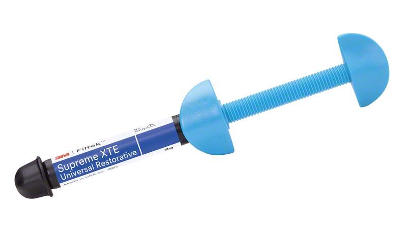 Filtek™ Supreme XTE Schmelz Spritze A3E mit blauen Kappen und Etikett.
