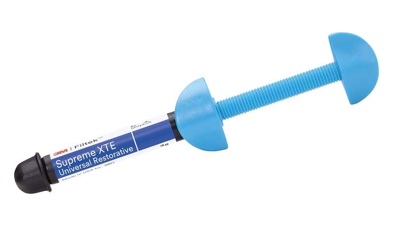 Filtek™ Supreme XTE Schmelz Spritze B2E mit blauem Kolben.