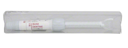 Spritze mit VITAVM®LC BASE DENTINE B3 in transparenter Verpackung.
