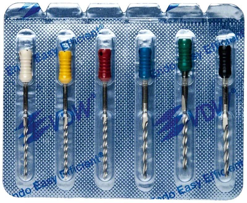Sechs K-Bohrer in Blisterverpackung, jeweils farblich kodiert.