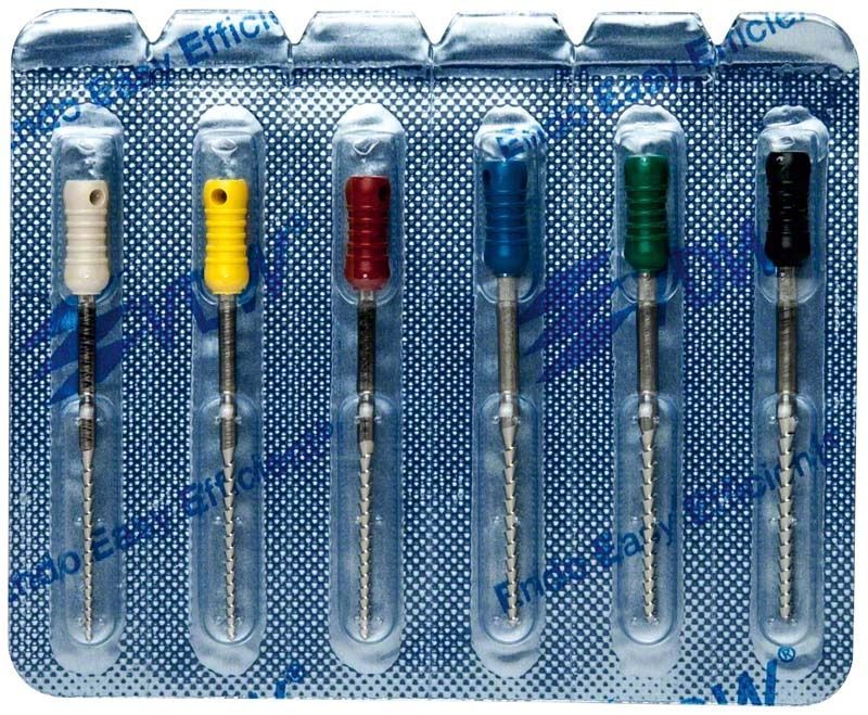 Sterile Hedströmfeilen in Blisterverpackung, Größen 90-140, farbcodierte Griffe.