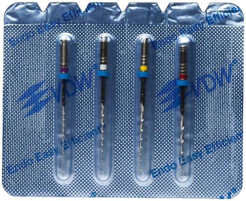Mtwo® NiTi-Instrumente im Blisterpack mit vier Wurzelkanalfeilen.