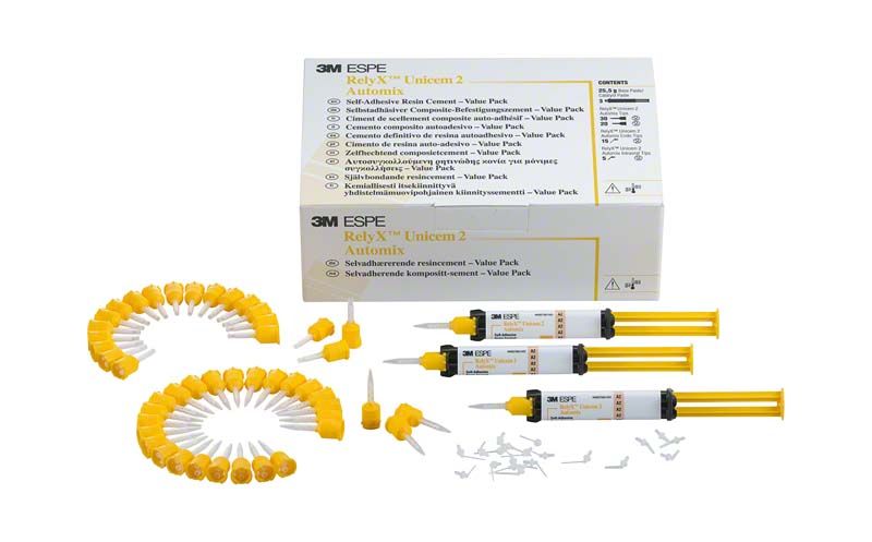 Selbstadhäsiver Composite-Zement RelyX™ Unicem 2 Automix mit Zubehör und Verpackung.