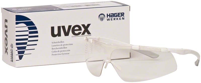 Schutzbrille iSpec Slim Fit vor Verpackung mit Hager Werken-Logo.