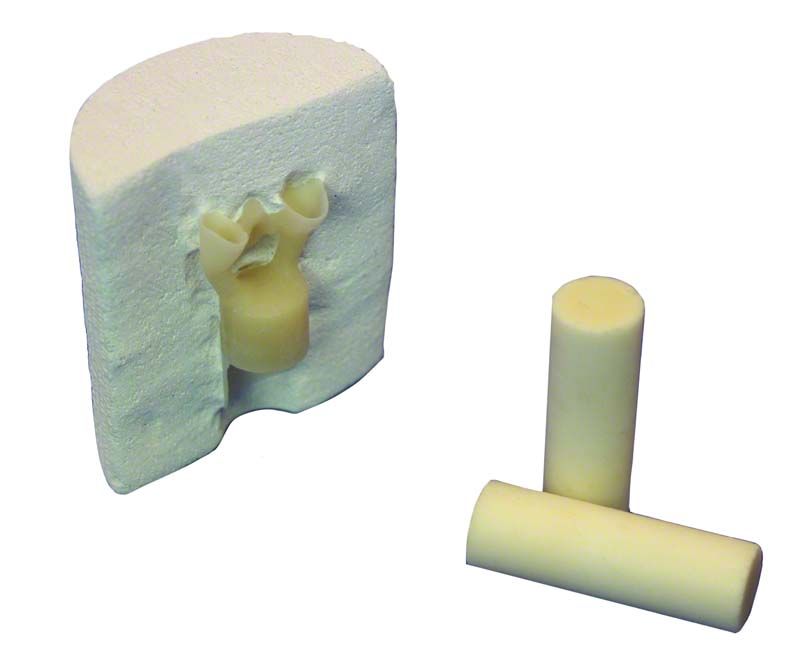 Pressstempel aus Aluminiumoxid, Durchmesser 12mm, neben einer Form gezeigt.