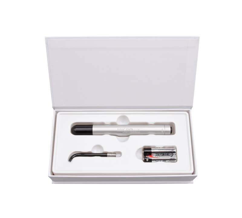 Microlux Einführungsset mit Transilluminator, Aufsatz und Batterien in offener Verpackung.