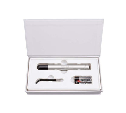 Microlux Einführungsset mit Transilluminator, Aufsatz und Batterien in offener Verpackung.