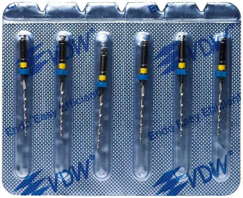 Mtwo® NiTi-Instrumente 21mm in Blisterverpackung mit Farbmarkierungen.
