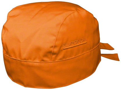 Orangefarbene Monoart Bandana Kopfhaube mit gesticktem "Euronda"-Logo.